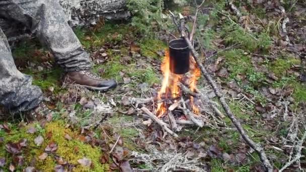 Кипляча вода в горщиках над вогнем на відкритому повітрі — стокове відео