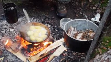 Açık bir tavada kızarmış patates