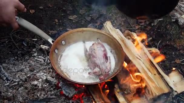 Gebakken kip in hete olie en koken in de pan in openlucht. Wilde vogels grouse — Stockvideo