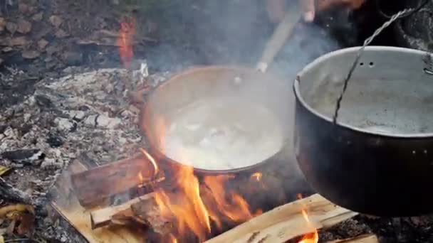 Piezas de mantequilla en la vista superior de la sartén caliente en el exterior — Vídeo de stock