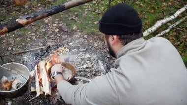 Avcı adam aşçılar yangından gıda