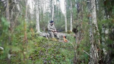 Bir yangın ormandaki Avcı adam