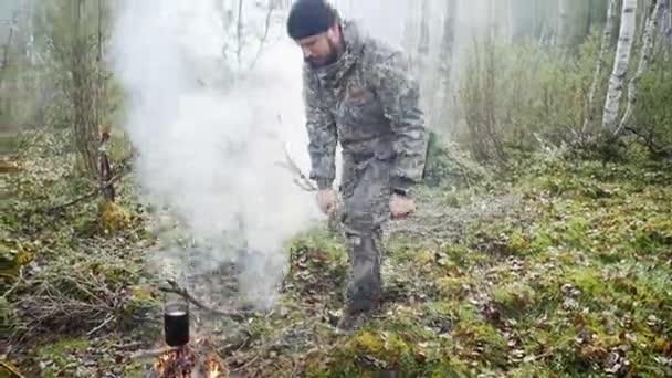 Myśliwy mężczyzna ogień w lesie — Wideo stockowe