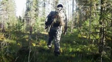 İnsan avcısı yalnız orman ava açık