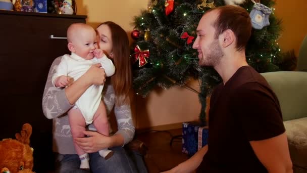 Familie sitzt am Weihnachtsbaum — Stockvideo