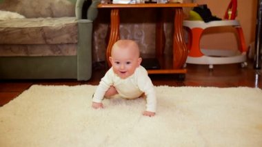 Eğlenmek ve oyun şirin bebek