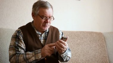 Eski yaşlı komuta sizde mobil akıllı telefon