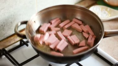 Bir tavada kızarmış sosis