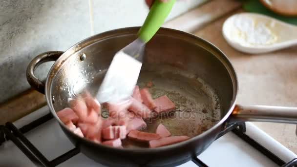 Saucisse frite dans une poêle 