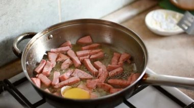 Sosis ile bir tavada bir yumurta olmak düştü