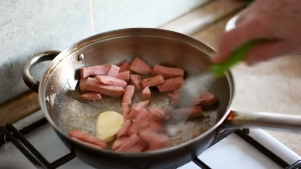 Saucisse frite dans une poêle 