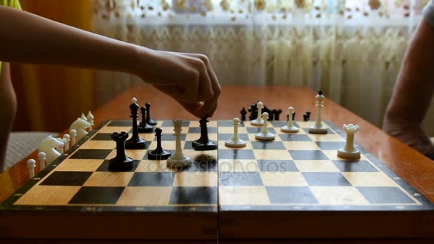 Шахматная доска и шахматы — стоковое видео
