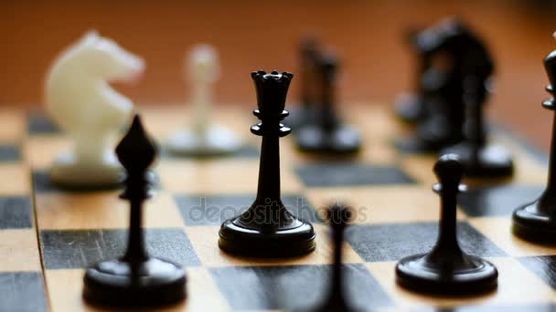 Шахматная доска и шахматы — стоковое видео