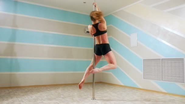 Hermosa mujer haciendo pole dance, bailarina, girl dancing, fitness y deporte — Vídeos de Stock