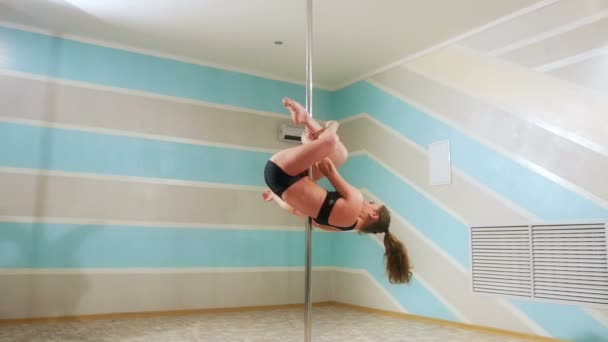 Hermosa mujer haciendo pole dance, bailarina, girl dancing, fitness y deporte — Vídeos de Stock