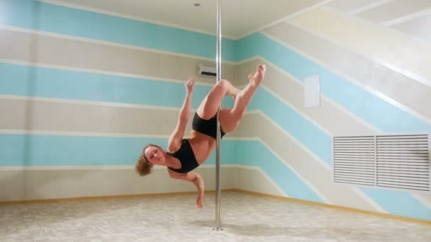 Hermosa mujer haciendo pole dance, bailarina, girl dancing, fitness y deporte — Vídeos de Stock