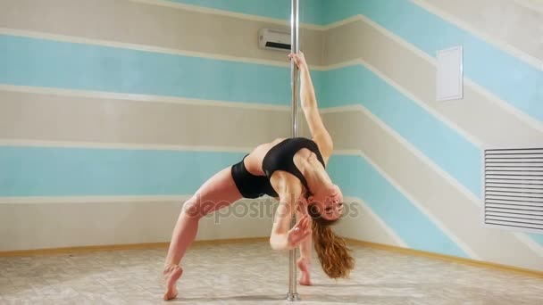 Hermosa mujer haciendo pole dance, bailarina, girl dancing, fitness y deporte — Vídeos de Stock