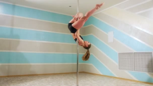 Schöne Frau beim Pole Dance, Tänzerin, Mädchentanz, Fitness und Sport — Stockvideo