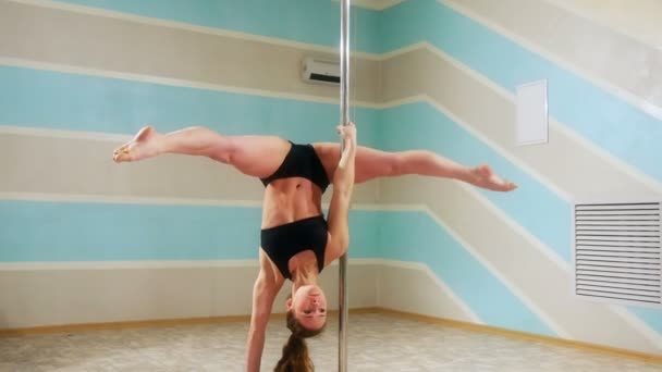 Belle femme faisant pole dance, danseuse, fille dansant, fitness et sport — Video