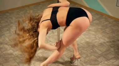 Genç seksi kutup dans kadın. İç çamaşırı. Ağır çekim