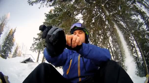 Man snowboarder draagt handschoenen en een masker — Stockvideo