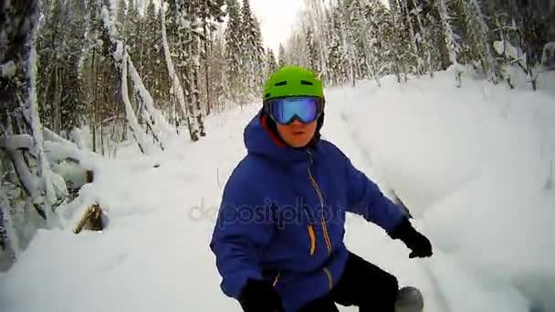 Hombre montando en snowboard con palo selfie en la mano — Vídeos de Stock