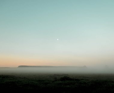 Gölün üzerindeki sis. Urallar 'ın sabahki manzarası. Şafağın sisi 