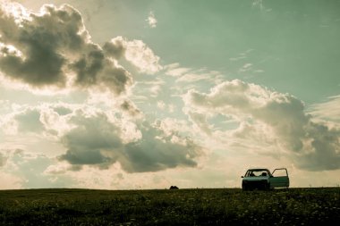 Akşam bulutlar, araba günbatımı bir arka plan üzerinde kimse. Ural manzara, Rusya Federasyonu 