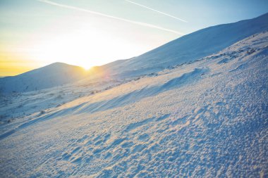 Urallar kış dağı manzarası. Rusya.