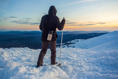  Vahşi doğada bir turist. Kar fırtınası, umutsuzluk. Kış mevsiminde Rusya 'da, dağlık bir platoda donmuş kaya tepecikleri olan Ural kış manzarası.