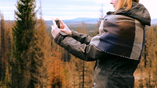 Gadis Menembak Video Smartphone Wanita Muda Mengambil Video Dari Pemandangan — Stok Video