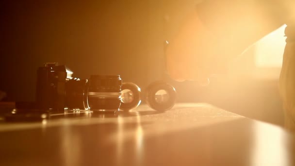 Fotógrafo Masculino Sosteniendo Lente Cámara Por Mesa Cambiando Lentes Iluminación — Vídeos de Stock