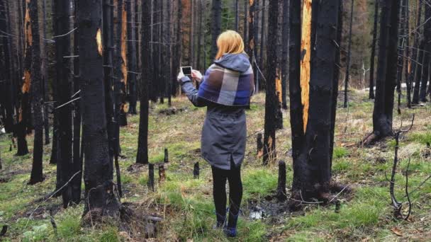 Fille Tourne Des Vidéos Sur Smartphone Jeune Femme Prenant Vidéo — Video