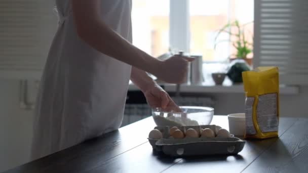 Mujer Cocina Pasteles Una Cocina Blanca — Vídeos de Stock