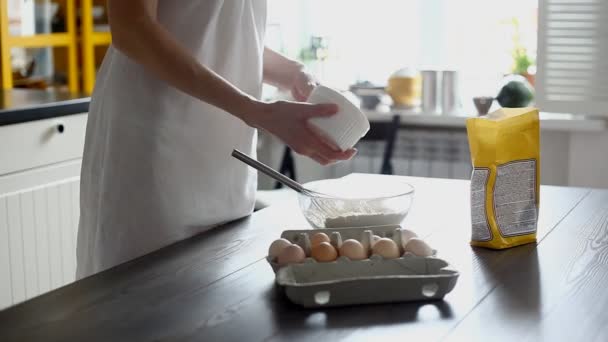 Mujer Cocina Pasteles Una Cocina Blanca — Vídeos de Stock