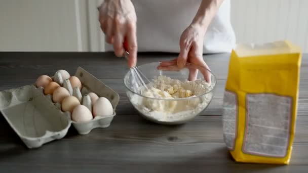 Γυναίκα Μαγειρεύει Γλυκά Μια Λευκή Κουζίνα — Αρχείο Βίντεο