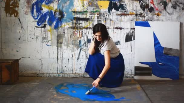 Artysta Procesu Malarskiego Dziewczyna Artysta Pędzlem Procesie Malowania — Wideo stockowe