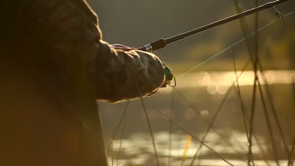 日没時に川で釣りを回転させる 農村部 — ストック動画