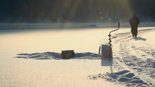 Fiskare Flod Vintern Solig Dag — Stockvideo