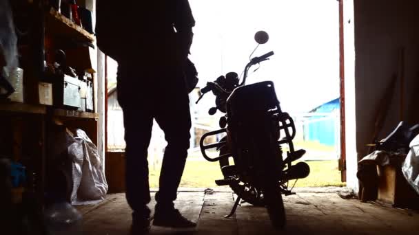 Молодой Человек Выезжает Мотоцикле Гаража — стоковое видео