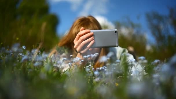 Een Jong Meisje Fotografeert Bloemen Een Smartphone — Stockvideo
