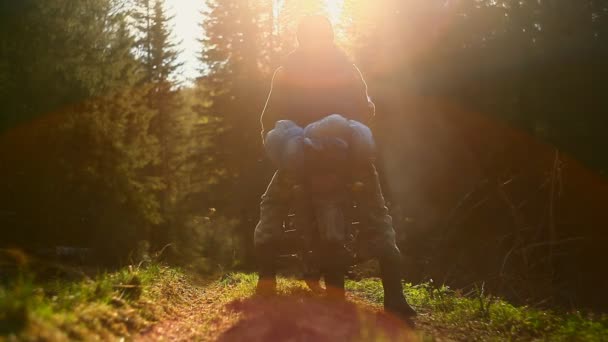 Turis Pada Moped Perjalanan Melalui Hutan — Stok Video