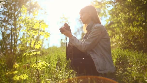 Mladá Dívka Fotí Větve Stromů Květiny Fotoaparátu — Stock video