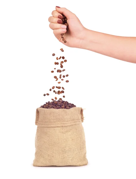 Chicchi di caffè che cadono dalla mano nel sacchetto — Foto Stock