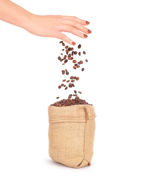 Kaffeebohnen fallen aus der Hand in die Tüte — Stockfoto