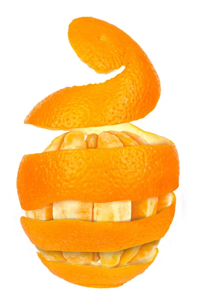 Laranja posou em uma casca de laranja contra fundo branco — Fotografia de Stock
