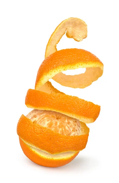 Laranja posou em uma casca de laranja contra fundo branco — Fotografia de Stock