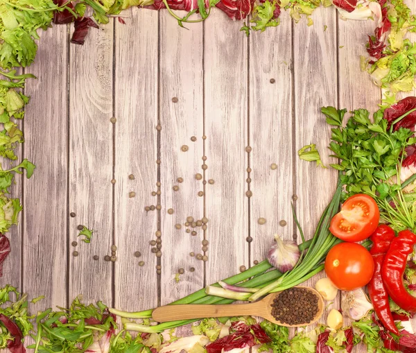 野菜とスパイスが香る木材の背景 — ストック写真
