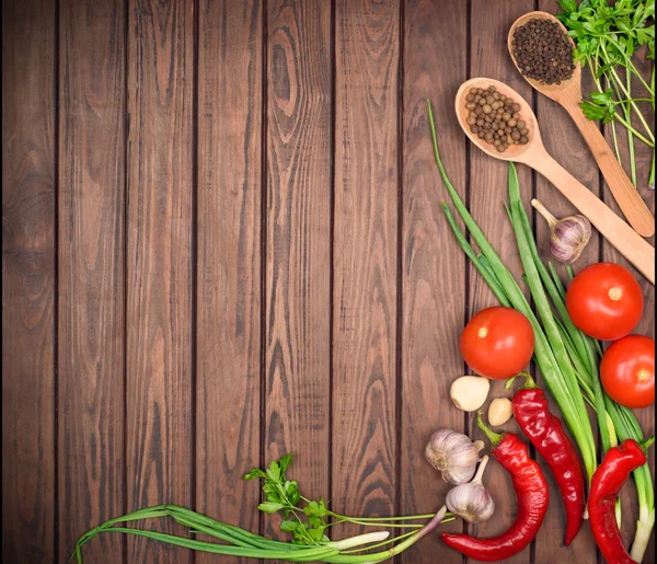 Fondo de madera con especias y verduras — Foto de Stock