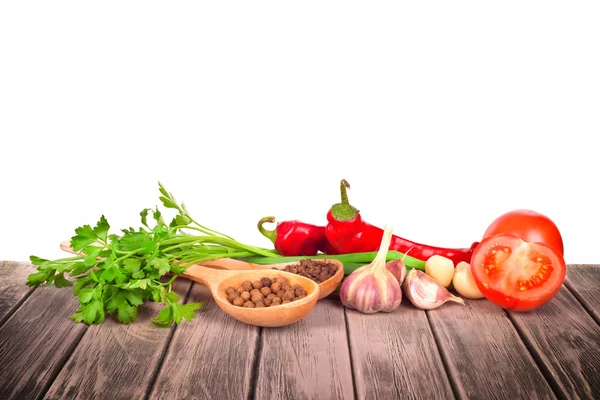 Gemüse und Gewürze auf Holzgrund — Stockfoto